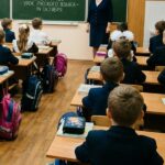 Rusia: Las escuelas, “fábricas de sumisión” mediante adoctrinamiento estatal y la vigilancia de niños y niñas: AI