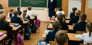 Rusia: Las escuelas, “fábricas de sumisión” mediante adoctrinamiento estatal y la vigilancia de niños y niñas: AI