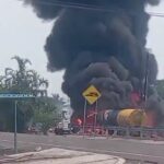 Pipa de combustible choca contra vehículos y patrullas de GN en la caseta La Venta, en Tabasco