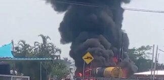 Pipa de combustible choca contra vehículos y patrullas de GN en la caseta La Venta, en Tabasco