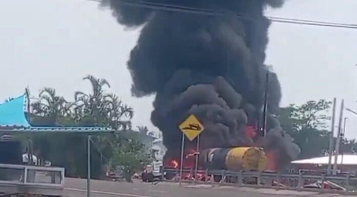 Pipa de combustible choca contra vehículos y patrullas de GN en la caseta La Venta, en Tabasco