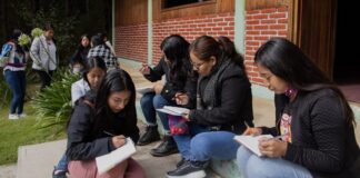 Mujeres traducirán a nueve lenguas indígenas de Oaxaca la Ley Olimpia