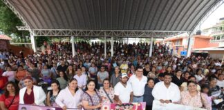 Reciben 738 estudiantes de Xalapa tarjetas Rita Cetina para útiles y uniformes escolares