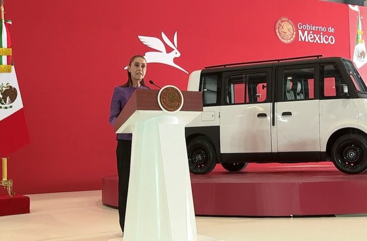 Presidenta Sheinbaum presenta Olinia, el primer vehículo eléctrico diseñado y desarrollado totalmente en México.