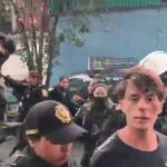 Anarquistas del bloque negro que agredieron a policías mujeres son desenmascarados.