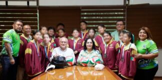 Reconocen a equipo femenil de voleibol de Jáltipan por lograr medalla de oro