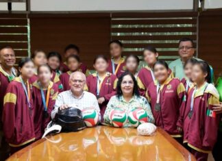 Reconocen a equipo femenil de voleibol de Jáltipan por lograr medalla de oro