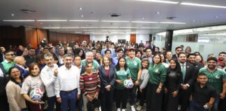 Entregó Senado reconocimiento a joven Veracruzana Yolett Cervantes, ganadora del boleto 001 del Mundial