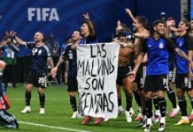 Selección de Argentina queda bajo la lupa de la FIFA por exhibir pancarta sobre las Malvinas