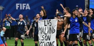 Selección de Argentina queda bajo la lupa de la FIFA por exhibir pancarta sobre las Malvinas