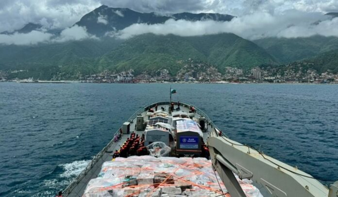 Armada entrega ayuda humanitaria en la Guaira Venezuela