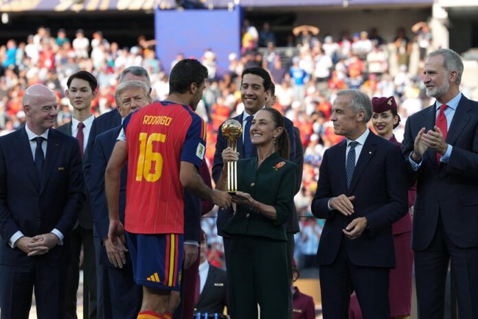 Claudia sheinbaum entrega trofeo a Rodrigo