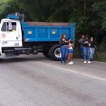 Vecinos bloquean carretera Las Trancas–Coatepec; exigen rehabilitación de tramo