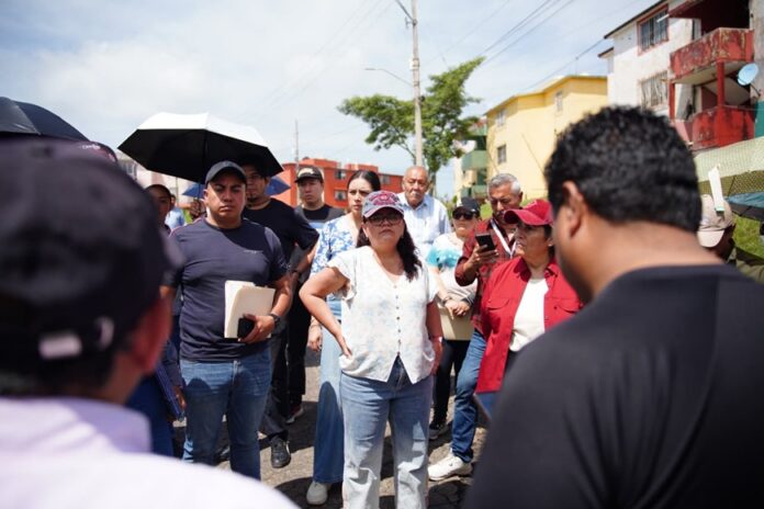 Daniela Griego ceballos escucha a colonos