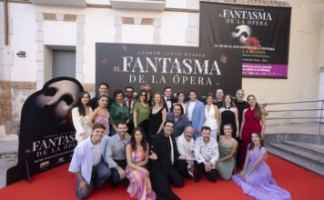 Teatro Cervantes se viste de gala: Glamour, civismo y expectación en gran estreno de ‘El Fantasma de la Ópera’