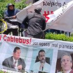 Ataca grupo de choque la protesta contra el cablebús en Puebla