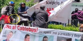 Ataca grupo de choque la protesta contra el cablebús en Puebla