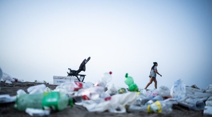 El amanecer de San Juan: cuando las hogueras se apagan y queda la basura