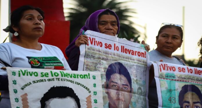 Madres de los 43 foto Obturador