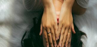 ¿Por qué está en auge la manosfera? ONU Mujeres da la voz de alarma sobre la misoginia en internet