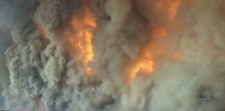 Voraz incendio arrasa comunidad indígena en Ontario