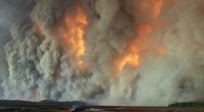 Voraz incendio arrasa comunidad indígena en Ontario