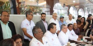 Taxistas de Veracruz insisten en exigir actualización de tarifas y regulación de plataformas digitales.