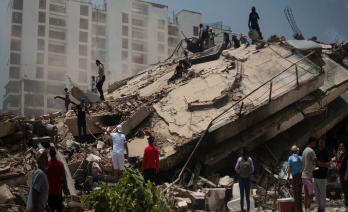 UNICEF- Rosali Herna La gente busca entre los escombros de los edificios derrumbados en La Guaira, Venezuel