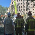 Equipos de rescate buscan salvar a residentes de Ucrania atrapados tras masivo ataque ruso