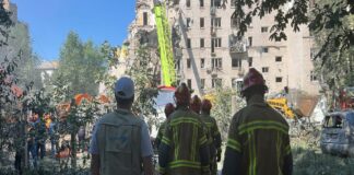 Equipos de rescate buscan salvar a residentes de Ucrania atrapados tras masivo ataque ruso