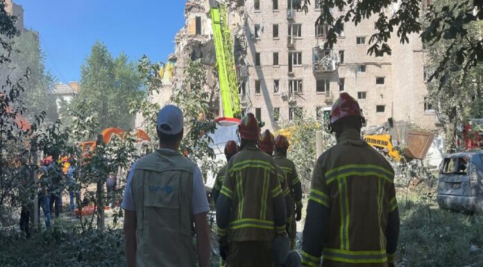 Equipos de rescate buscan salvar a residentes de Ucrania atrapados tras masivo ataque ruso