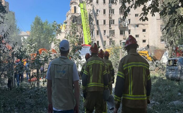 UNICEF equipos de rescate acuden al lugar del ataque ocurrido durante la noche en Kyiv, Ucrania.