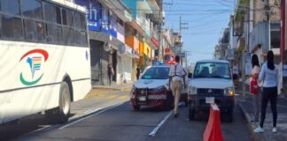 Tránsito del Estado exhorta a respetar zonas de no estacionarse en la calle Clavijero.
