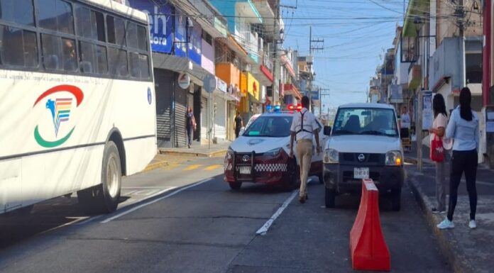 Tránsito del Estado exhorta a respetar zonas de no estacionarse en la calle Clavijero.