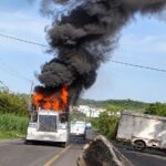 Investigan posible incendio intencional en quema de dos camiones en la carretera Tuxpan-Tampico.