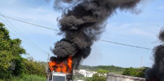 Investigan posible incendio intencional en quema de dos camiones en la carretera Tuxpan-Tampico.