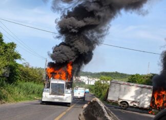 Investigan posible incendio intencional en quema de dos camiones en la carretera Tuxpan-Tampico.