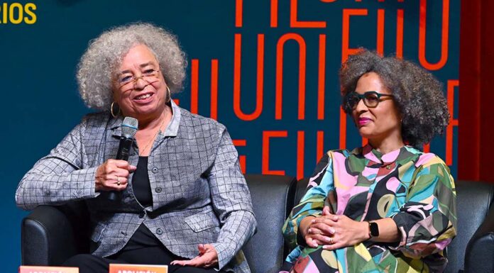 “La desesperanza no es una opción”: Diálogo magistral de Angela Davis y Gina Dent
