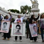 Padres y madres de los 43 critican protección del gobierno al ejército