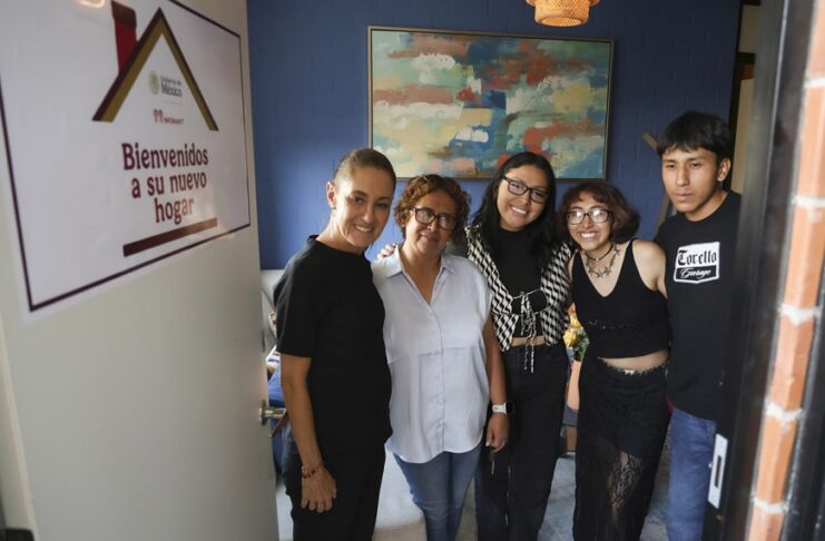 En Puebla, presidenta Sheinbaum entrega casas y finiquitos de crédito a derechohabientes Infonavit
