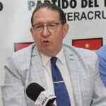 Padres de familia respaldan limitar celulares en escuelas y rechazan cuotas obligatorias.
