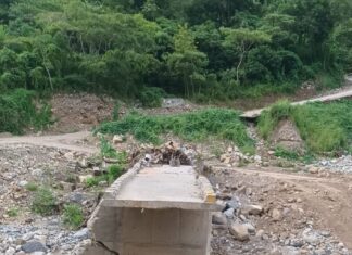 Advierten riesgo de incomunicación en la parte alta de Ilamatlán por falta de puentes.