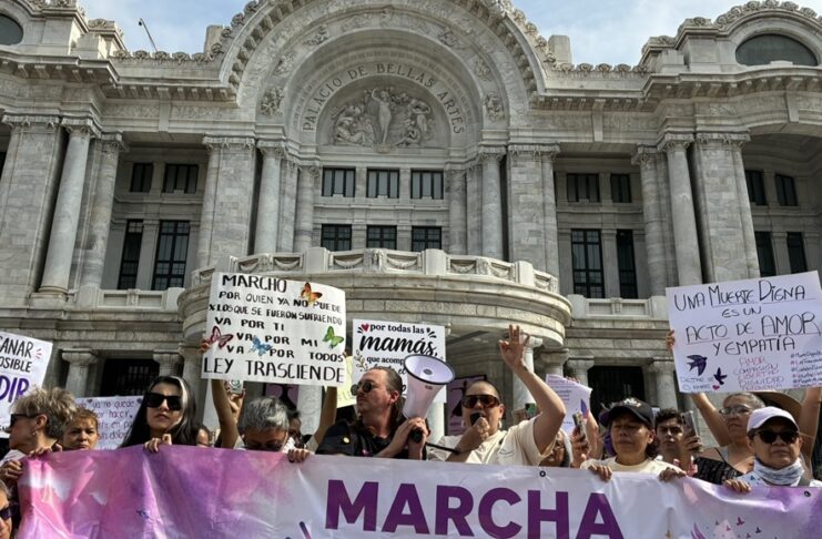 Marchan en la Ciudad de México para exigir una muerte digna