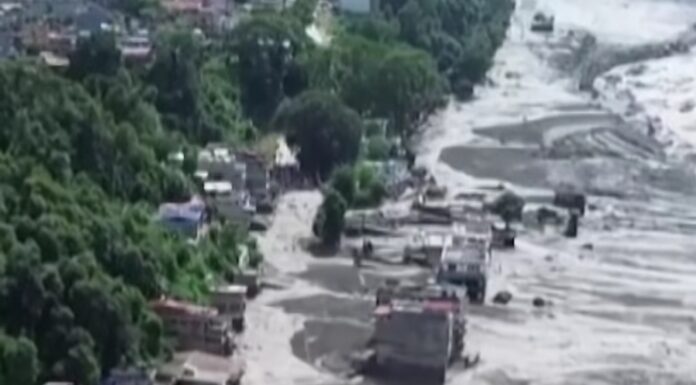 #TragediaNepal: Deslave arrasa pueblos enteros entre Nepal y China; más de 100 muertos y cientos siguen desaparecidos