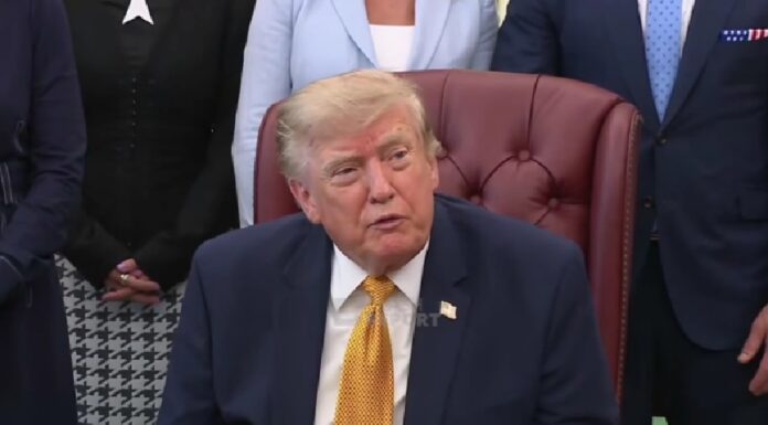 Trump arremete contra las petroleras y exige bajar el precio de la gasolina