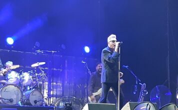 El magnetismo intacto de Loquillo conquista nuevamente a Málaga en una noche histórica para el rock