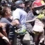 Más de 100 horas bajo los escombros y rescatan con vida a niña de tres años en Cali