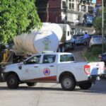 Camión con dos autotanques de gasolina queda varado en Xalapa; autoridades activan operativo.
