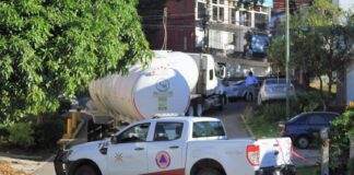 Camión con dos autotanques de gasolina queda varado en Xalapa; autoridades activan operativo.