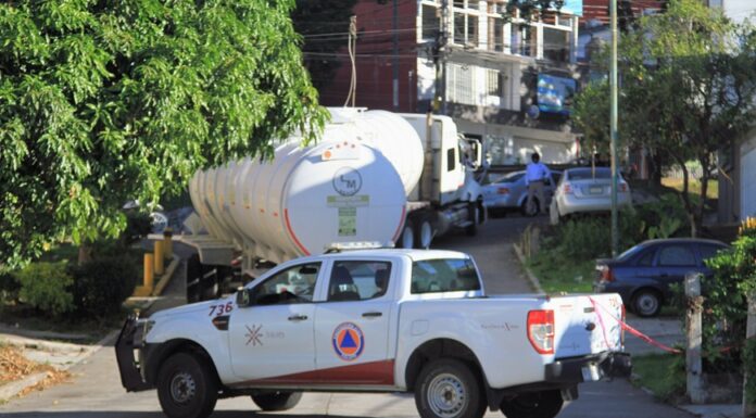 Camión con dos autotanques de gasolina queda varado en Xalapa; autoridades activan operativo.